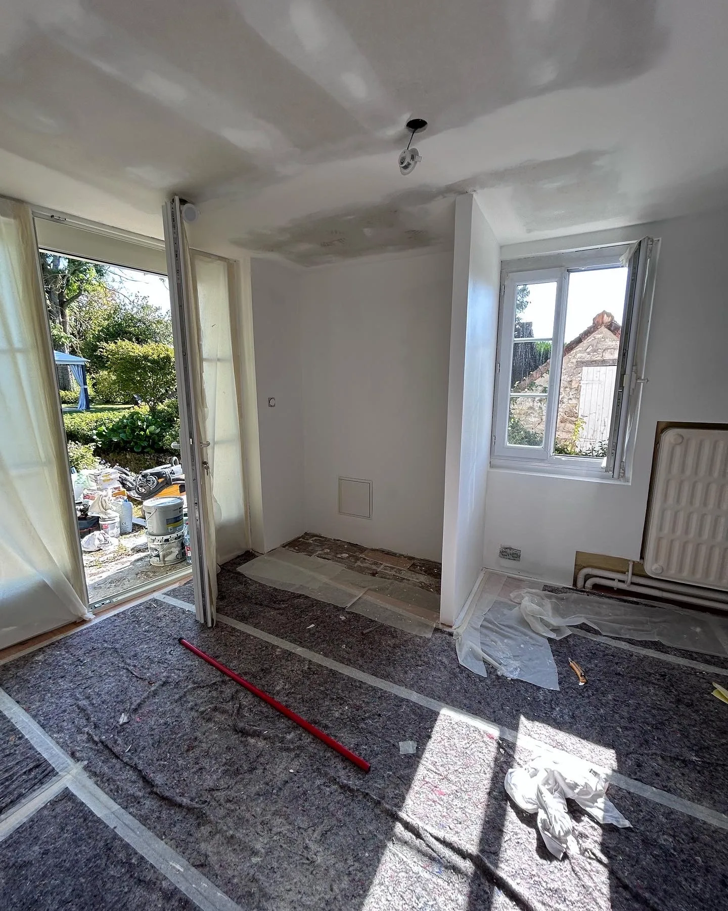 Pièce en cours de rénovation, sols protégés et murs préparés