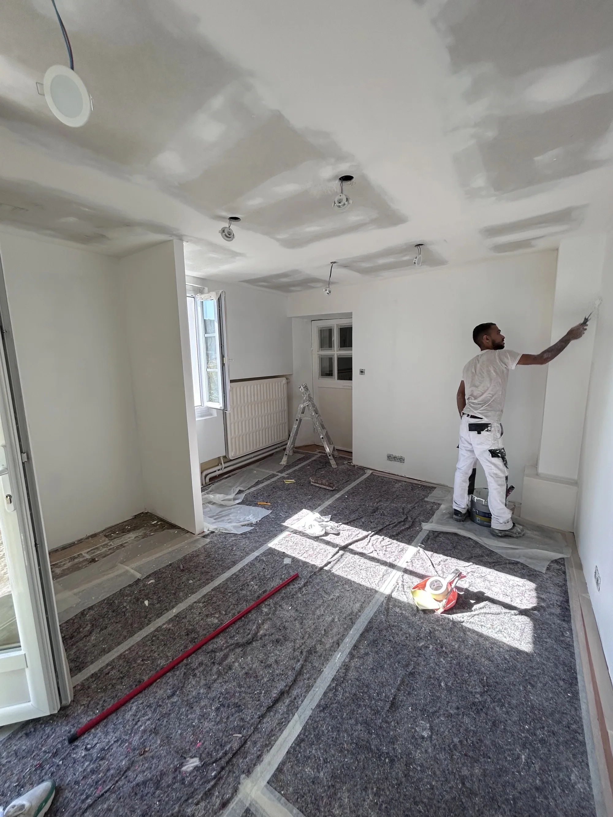 Séjour pendant les travaux : cloisons enduites, sol protégé