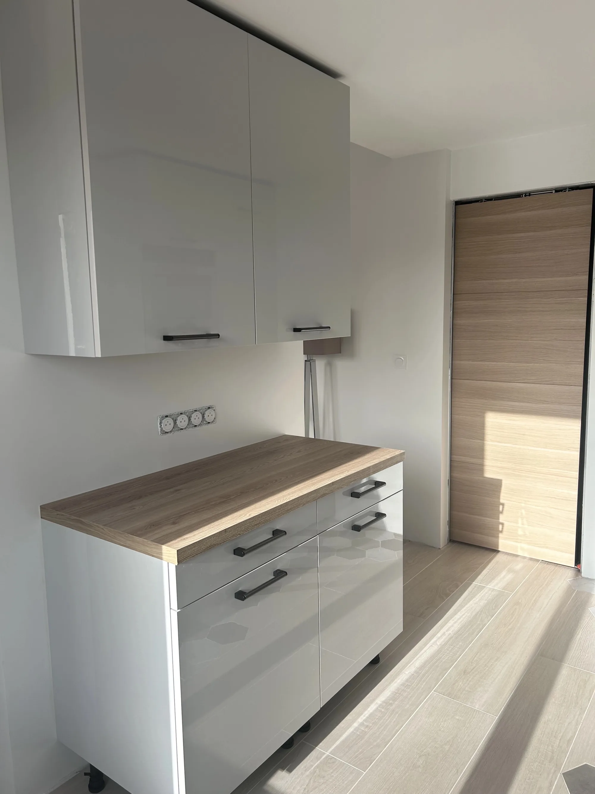Cuisine contemporaine posée par BSD Consult, plan de travail bois