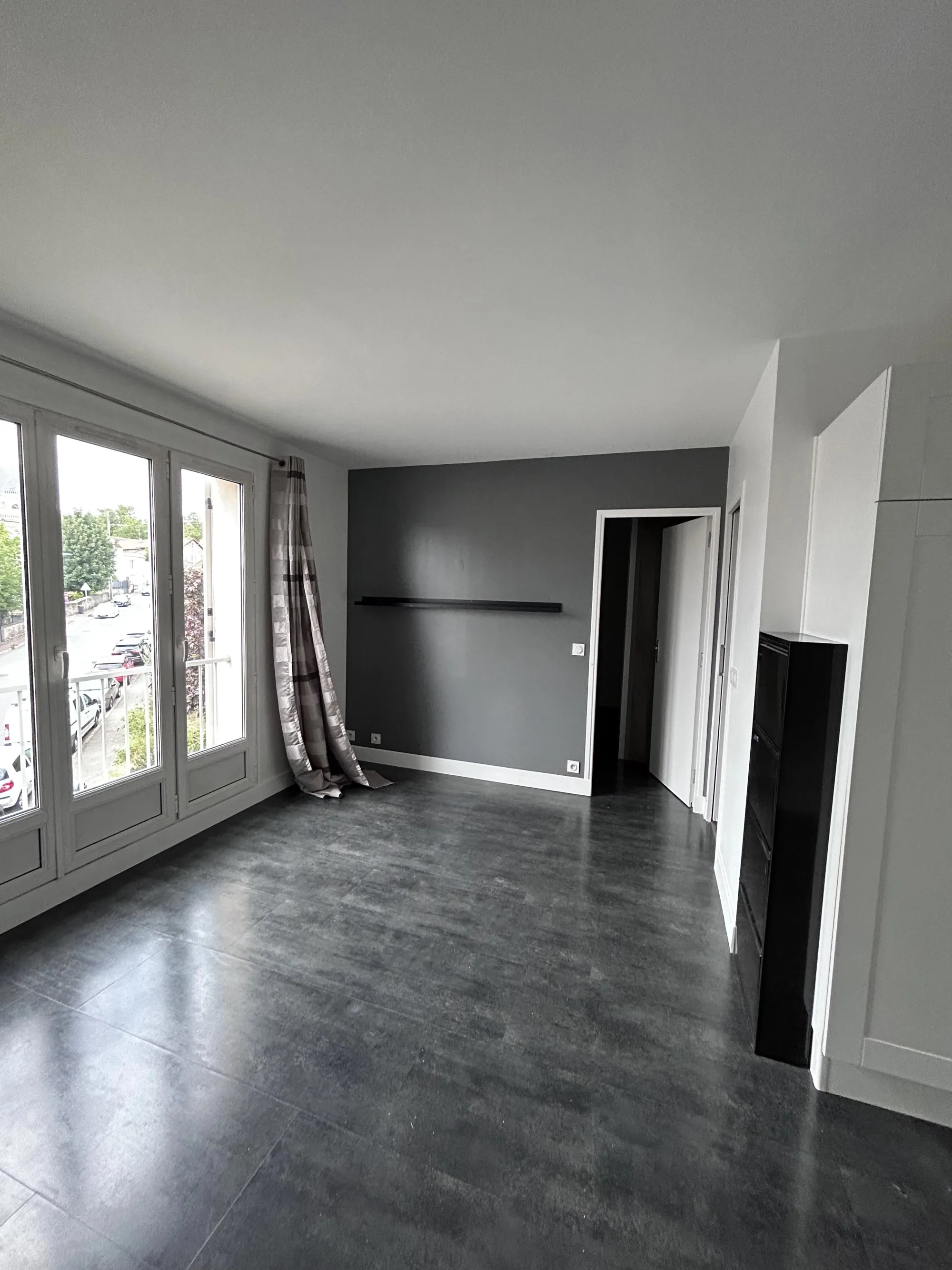 Séjour repeint par BSD Consult, mur d'accent anthracite