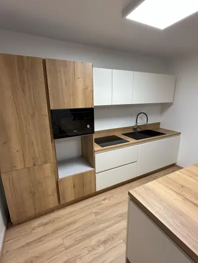 Plans de travail exposés dans le showroom BSD Consult